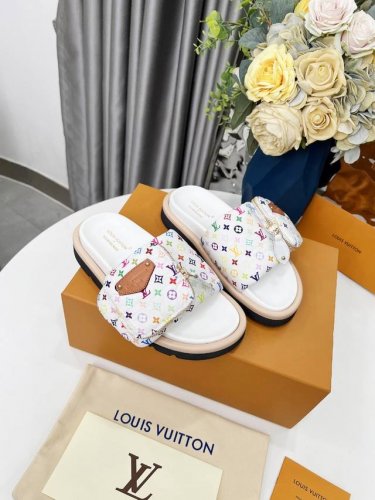 Louis Vuitton驴牌爆款 浮雕Logo 压花 凉拖鞋 本款 pool pillow Comfort 平底凉拖取材科技织物 以高频压印技术重绎 Mono