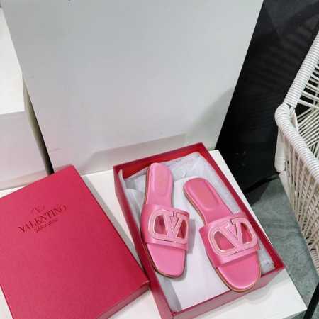高品质出厂340！顶级品质Valentino 华伦天奴25春夏新品V扣真丝绸缎平底拖鞋！新款限定 官网同步 独家上新 时装周新款 小红书推荐种草 独特风格！简约 - 点击图像关闭
