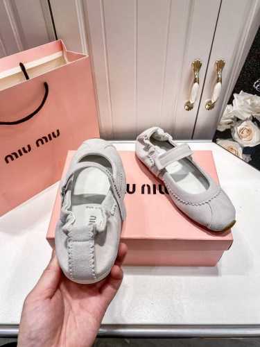 出厂： Miumiu 新款松紧芭蕾舞鞋玛丽珍单鞋 秀场工艺来自Miu Miu系列的细节特写，新季的潮流要素，与此刻挚爱的概念，玛丽珍芭蕾舞传达现代风格~ 怎么穿
