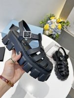 普拉达2025最新春夏 编织超轻橡胶凉鞋 E64 厚底鞋底搭配橡胶鞋面 标志性金属三角标 码数35-40