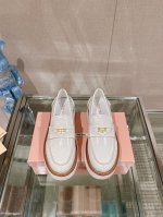 24Ss鞋款Miu Mi*钱币厚底乐福鞋 上世纪50年代，乐福鞋搭配制服，风行美国校园。学生为抗议校内着制服的规定，便将一枚硬币嵌入鞋身皮革饰带的凹槽，后逐渐演