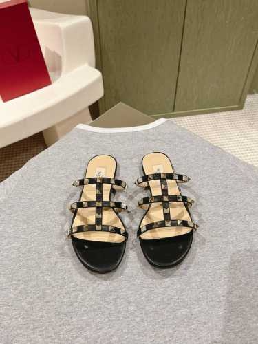 四季百搭系列！你的鞋柜缺一双吧？ 代购级别！ Valentino 整个系列台资工厂出品！进出专柜无压力！Rockstud 华伦天奴铆钉漆皮芭蕾舞平底鞋 One