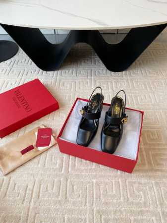 出厂 原单代购品质Valentino华伦天奴经典 夏 鞋型线条流畅.版型超赞上脚舒适.增高.显瘦.拉长腿部线条 独家顶级版 Zp开发 一比一鞋材定制 上脚舒适. - 点击图像关闭