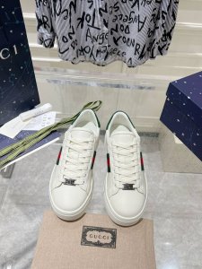 P厂 Gucci2024古驰最新ace系列pro版厚底小白鞋 原版购入开发 Ace系列运动鞋延续品牌叙事，匠心成就主打单品。 配送专柜全套飞机盒包装 面料 原版