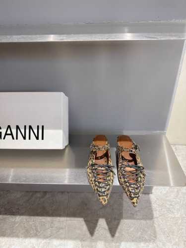 ganni 小众潮牌 25Ss春夏新款 系带 芭蕾舞鞋 对Gann的德比鞋一见钟情 念念不忘必有回响 出了经典黑白色又出了这个红色 鞋底比较薄 后脚那里做了褶皱