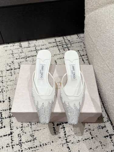jimmy Choo 吉米周 25 最新 网纱烫钻 小方头拖 同步专柜 没有阳光都闪到爆上脚真心美翻了，这双鞋采用的都是比较轻的材质，透气性和舒适度相当好，特殊