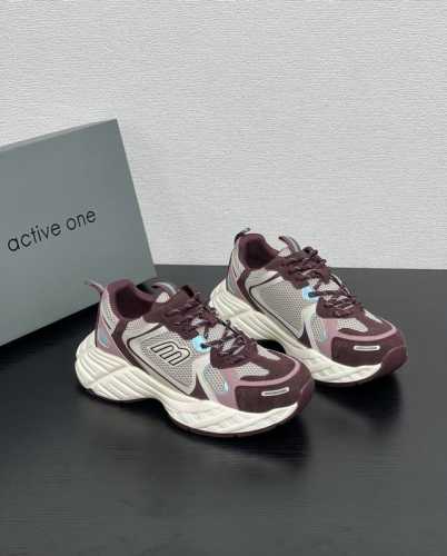 轻巧灵动 活力新星 张天爱代言霍根时尚运动品牌Active One老爹鞋闪亮登场！在时尚的长河中，总有一抹色彩，让人难以忘怀，这款老爹鞋便是你个性的宣言拼色鞋带