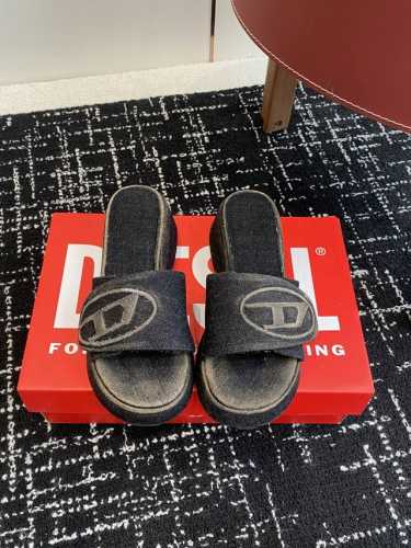 代购级 diesel 25Ss 春夏最新款水洗牛仔布厚底 拖鞋 超多网红时尚博主种草 夏季必备款 这季颠覆了传统的设计 打造了一场叛逆又充满趣味的大秀 经典鞋型