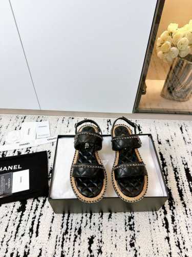 顶级版链条凉拖大爆款已经被它的美貌折服有渔夫鞋的随性自然 又有点霸道满满的高级感 上脚超洋气鞋面：原版进口羊皮内里：混种羊皮大底：原版底 +原版麻绳尺码：35-