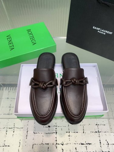 Bottega Venetabv结绳配饰乐福拖鞋 上脚轻松又时髦 穿上它 百搭又时髦 轻松穿出高级感 每一步都走出你的时尚新节奏 鞋面材质选用同原版的小牛皮材质