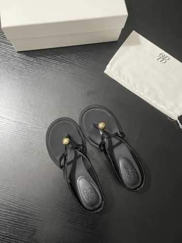P：380 Odtd 极简主义的先锋表达 这双交叉带凉拖，以纯粹米白色勾勒利落轮廓。金属圆球装饰点睛，打破单调，为整体注入奢华质感。无论是漫步街头还是海岛度假，