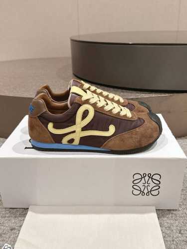 出厂 。 扣子+30 Loewe 25Fw New Arrival～罗意威2025早春新款情侣款运动鞋 Loewe这款芭蕾运动鞋超火超可爱哦！鞋面采用牛皮+布料