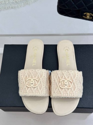 橙子出厂价p chanel 香奈儿春夏新款 经典书包扣翻盖毛织拖鞋 经典永不过时 翻盖式书包锁扣设计风格 显瘦百搭 穿不腻的拖鞋 脚感非常舒适 凸显优雅的爆品