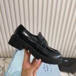 p直销 女鞋工厂P 女鞋工厂P 普拉达 秋冬新款黑色开边朱厚底休闲小皮鞋，刘雯众多网红上脚，P直销Prad这款松糕厚底鞋今年非常爆，穿上 增高 休闲两不失误，清