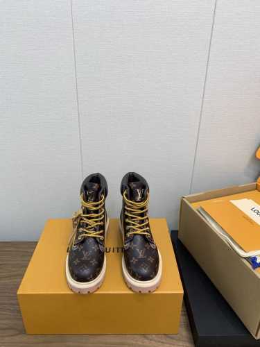 Louis Vuitton x Timberland联名 Via Instagram 大黄靴 顶级版 LV 2024秋冬 系列于巴黎布洛涅森林北部、一座名为Ja