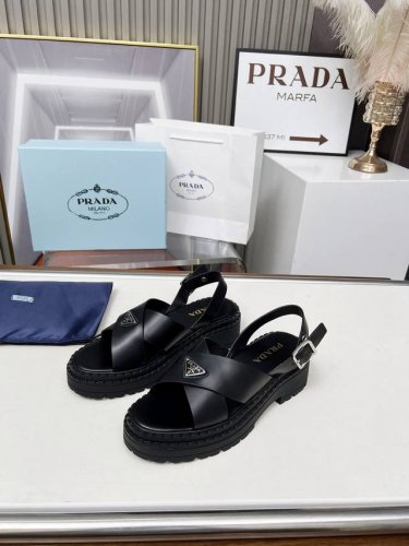 工厂P价 女装女鞋 运动原单 Prada 普拉达 25Ss 春夏新款 凉鞋 简单的设计大概就是它最让人喜欢的点 不是烂大街的那种 很有自己的品牌个性 面料采用小
