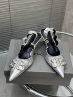 出厂 Balenciaga 25S春夏新款 双B 扣尖头 凉鞋 单鞋 高跟鞋！ 材质：进口牛油皮 内里：羊里 大底：意大利进口真皮大底 跟高5.5Cm Size
