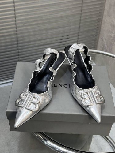 出厂 Balenciaga 25S春夏新款 双B 扣尖头 凉鞋 单鞋 高跟鞋！ 材质：进口牛油皮 内里：羊里 大底：意大利进口真皮大底 跟高5.5Cm Size