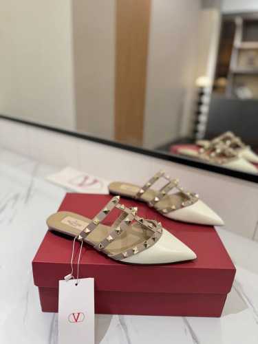 出厂价： Valentino 华伦天奴铆钉 VT经典平底尖头拖鞋，顶级复刻！侧身弧线完美，原版开模定制不生锈铆钉 特别有质感的五金衬托出满满的高级感，带给您正品
