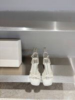 toteme 25春夏新品简约细带凉鞋 简约的冷淡风 时尚又百搭 穿在脚上 质感十足 整个造型都会显得很高级 时髦小姐姐必备单品 鞋面采用进口头层牛皮 内里垫脚