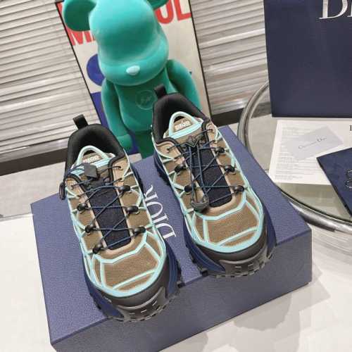 冲量价: 长期出货。 DIOR B31 Runner 运动鞋 棕色网面和深灰色橡胶曲纹藤格纹图案 原版p9,300购入1:1开发。 产品说明 这款低帮B31Ru