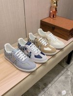 新款: 厂价 迪奥Dior* 最新爆款休闲鞋，顶端品牌奢侈～代购，顶级～质量。鞋面選用进口透气牛皮搭配织布材质透气羊皮垫脚 精细做工。原版个性时尚柔软橡膠耐磨防