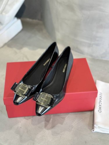 工厂p价 Ferraga*O 菲拉*慕春夏Vara蝴蝶结尖头小高跟单鞋！ 法式小尖头搭配低调简约金属扣， 鞋身是精致细腻的纳帕牛皮 软软的脚感和舒适的楦度 当你