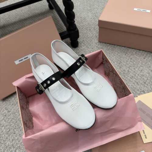 miumiu 25Ss 早春新品玛丽珍芭蕾舞网纱跳舞鞋. 秀场工艺来自Miu Miu系列的细节特写 新季的潮流要素 与此刻挚爱的概念 玛丽珍芭蕾舞传达现代风格~