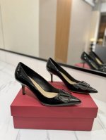 出厂价： Valentino 华伦天奴推出全新单鞋系列，单鞋款高跟鞋尖头V扣凉鞋。上脚非常修脚型 重点是很好非常好驾驭 不磨脚不累脚 行走神器！ 金属VLOGO