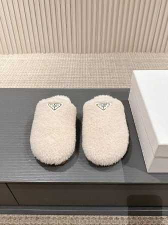 出 Prada*普拉达2024ss秋冬新款毛里居家半包拖鞋乐福鞋闪亮登场 时尚大方的设计呈现经典轮廓。不管面对任何场所 主场只属于你！ 面料：进口羊卷毛 内里： - 点击图像关闭