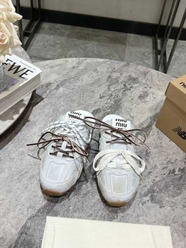 Miumiu X New Balance 24Ss早春联名走秀款 半拖 超级无敌大热门无论你如何穿搭请都不要放过这一双530系列的运动鞋 非常好搭配！ 采用电脑