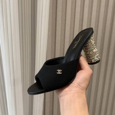 Chane* ｜小香25新品 绝美T子带粗跟水钻凉拖 又是被种草的凉鞋系列 粗跟真的绝 逛街 晚会必备单品 鞋面采用原版定做布 内里垫脚为羊皮 意大利进口真皮大