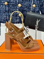 厂价 HermèS 爱马仕经典金属锁 扣防水台粗跟高跟凉鞋 极约复古的设计 浓厚的异域风情 时髦感十足、随便上脚都很有腔调 简简单单的款式随便搭配一下高级感就很