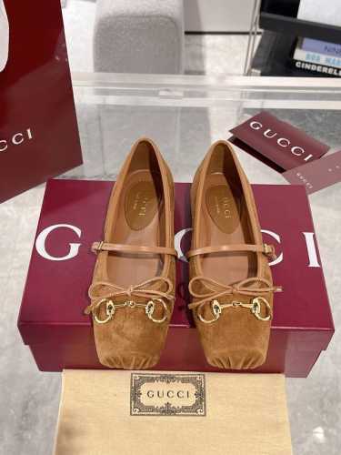 Gucci Horsebit系列女士芭蕾平底鞋 这款标志性的马衔扣芭蕾平底鞋选用方形鞋头设计，搭配雅致的蝴蝶结细节，致敬传统芭蕾舞鞋款型。这款单品以Origin