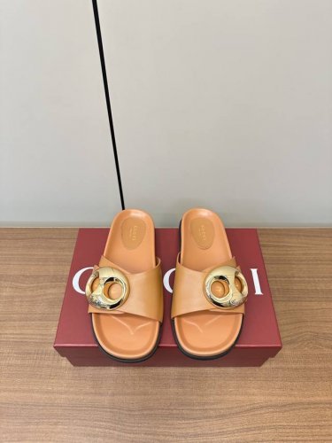 gucci｜古琦女士双G扣凉拖鞋 这款凉鞋以Gg帆布匠心打造，缀饰一眼可辨的双G标识，配以浅金色调配件，为整个设计注入一抹精致优雅气息 原版定制牛皮 内里定制羊