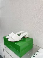 Bv Amy穆勒鞋系列 菱格压纹拖鞋 原版一比一做法 小羊皮设计 光纤白色 方头设计 当今流行的又一趋势 天花板啦 7彩色百搭 压纹工艺经过数十次工艺测试 包裹