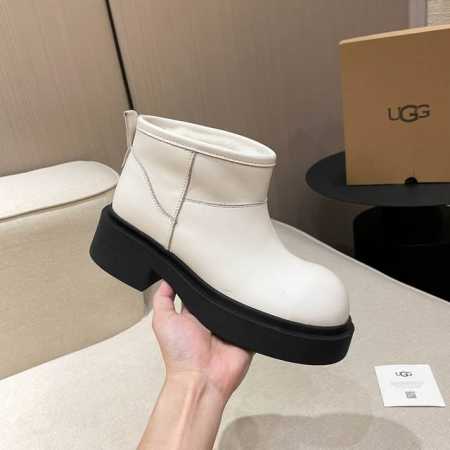 UGG. 2024新品工装马丁羊毛靴 秋冬必有入单品 高冷可爱个性十足 面料：头层牛皮皮材质 内里：纯羊毛 大底：橡胶防滑耐磨 颜色：黑色，白色，啡色 牛皮 S - 点击图像关闭