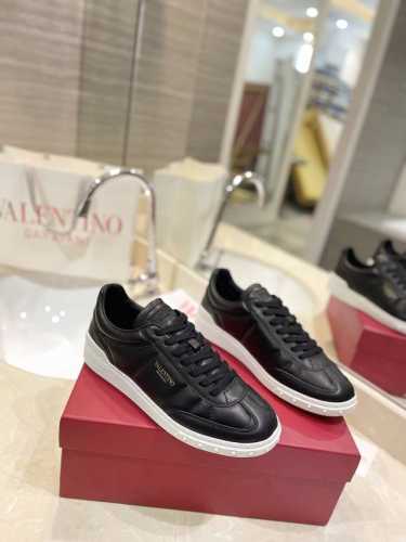 出厂男女同价: Valentino专柜同步新款德训鞋低帮休闲运动鞋 专业高端，完美复刻，品质一流！ 全部采用原版1:1材料制作，独家开模！ 面料牛皮 Tpu材质