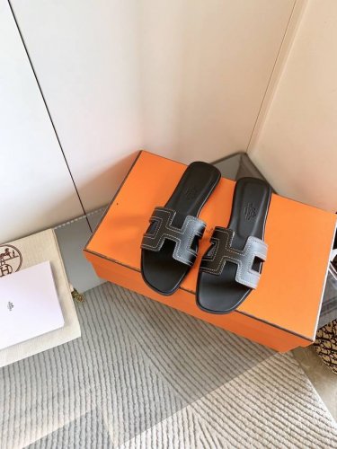 出 、H家经典Oran拖鞋注意看这款拖鞋跟以往的基础款垫脚是不同的，这是专柜最新做法，全新开模的高弹乳胶垫芯，全羊皮整包垫脚，logo立体感，辨识度超级好，专注