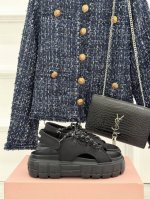 厂价 miu Miu 缪缪25S新品复古 厚底绑带帆布凉鞋 缪缪这一季也太少女 太好看了 简约的设计搭配做旧的风格真的很复古 3Cm增高 小个子穿起来也毫无压力