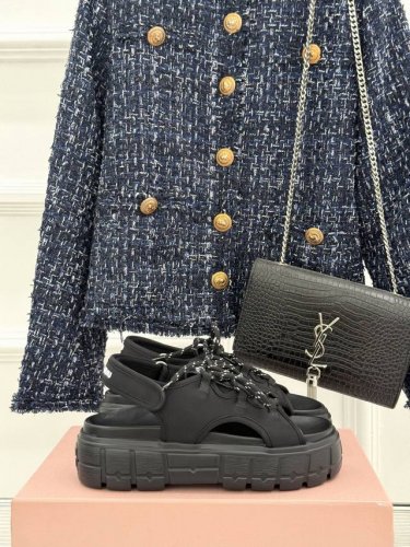 厂价 miu Miu 缪缪25S新品复古 厚底绑带帆布凉鞋 缪缪这一季也太少女 太好看了 简约的设计搭配做旧的风格真的很复古 3Cm增高 小个子穿起来也毫无压力