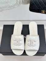 橙子出厂价p chanel 香奈儿 春夏新款 菱格双C平底拖鞋 休闲凉拖 拖鞋的狂热爱好者又来了 可以承包你一整个夏天的时髦 经典菱格双C元素设计 浓浓的中古典