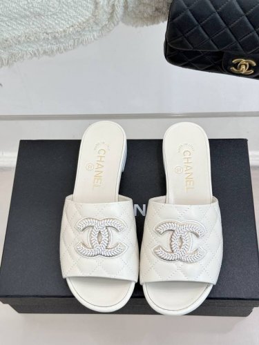 橙子出厂价p chanel 香奈儿 春夏新款 菱格双C平底拖鞋 休闲凉拖 拖鞋的狂热爱好者又来了 可以承包你一整个夏天的时髦 经典菱格双C元素设计 浓浓的中古典