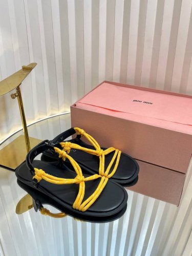 Miumiu 缪缪25Cc麻绳编织性感凉鞋 全球最火夹趾凉鞋 出现在各大时装杂志封面 各路明星 小红书博主着用 搭配长裙 热裤的不二选择 闭眼入都是不会后悔 Z