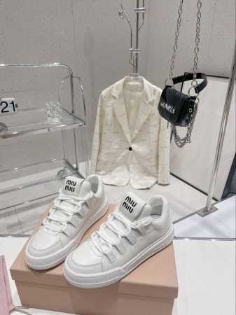 340 缪缪Miumiu新款 火爆款脏脏鞋 小白鞋 今年主推款 复古做旧时尚 简约高级 随意搭配 上脚非常舒适，年度必入款！鞋面原版牛皮，内里丝绸牛皮里 ，原版 - 点击图像关闭