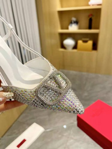 克洛施钻扣 Valentino.华伦天奴大V扣单鞋秘专柜最新系列 正品级版本 细节完美 正品一比一打造 所有细节正品一致 上脚非常修脚型 重点是很好非常好驾驭