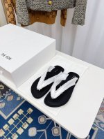 The Row ss 春夏必入单品Muller厚底人字拖鞋简单的风格却自带高级气场的拖鞋 绝对是今年必入款 ， 日常度假都是绝对必不可少 ，随便搭配一下都可以自