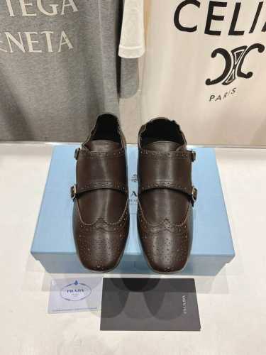 高版本出厂 Prada*普拉达2025Ss春夏专柜新品。布洛克复古平底单鞋乐福鞋小皮鞋～ 帅气百搭，时尚感满满！上脚超级舒适，非常好驾驭一款鞋子。Hk原版购入，