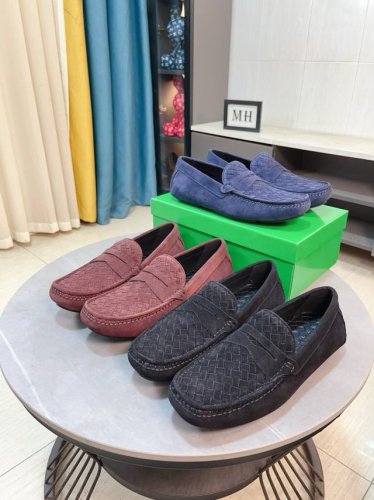 出厂价P 超舒服软底Bv编织豆豆鞋 时尚爆款 Bv 男士休闲鞋鞋面优质牛皮，鞋面编织牛皮配金属扣装饰，完美版型，极富个性与时尚韵味，真皮内里垫脚柔韧轻便大底，时