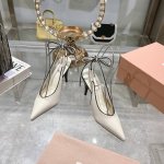 出厂 原版一比一复刻顶级Miu Miu 缪缪25春夏 尖头高跟后空绑带凉鞋一眼看上miumiu这双高跟鞋，上脚果然更惊艳~镂空尖头、蝴蝶结，集性感与于一体的高跟